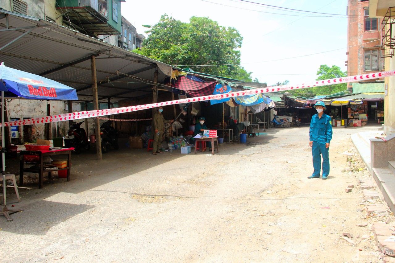 Phong tỏa tạm thời chợ Quang Trung, lấy mẫu xét nghiệm cho toàn bộ tiểu thương