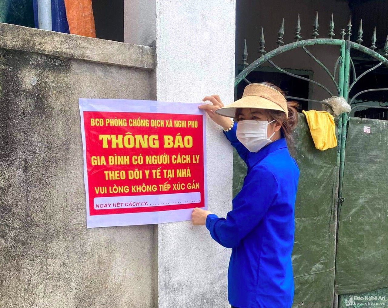 TP Vinh: Dán biển báo 