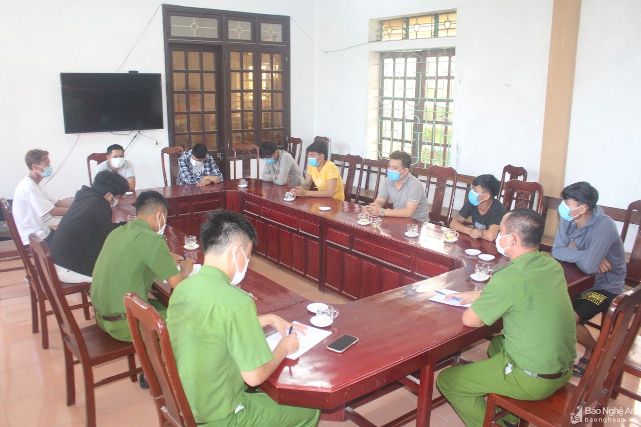 Tụ tập hát karaoke giữa dịch, chủ và khách bị phạt 125 triệu đồng