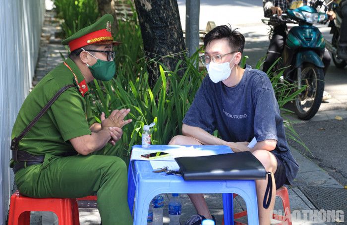 Hà Nội: Người ra đường không lý do tìm mọi cách quay đầu xe... né chốt