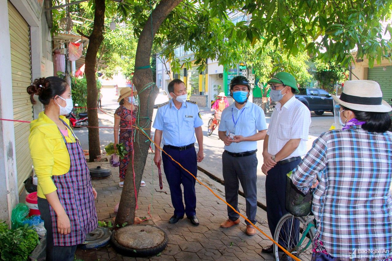 Cận cảnh người dân TP Vinh ngày đầu đi chợ bằng thẻ