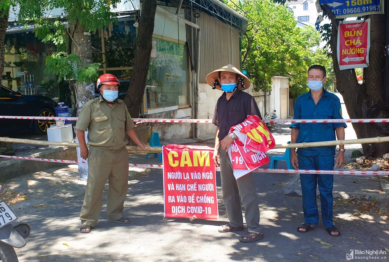 Lập hàng chục chốt chặn, cách ly toàn bộ 2 phường Hồng Sơn và Vinh Tân (TP Vinh)