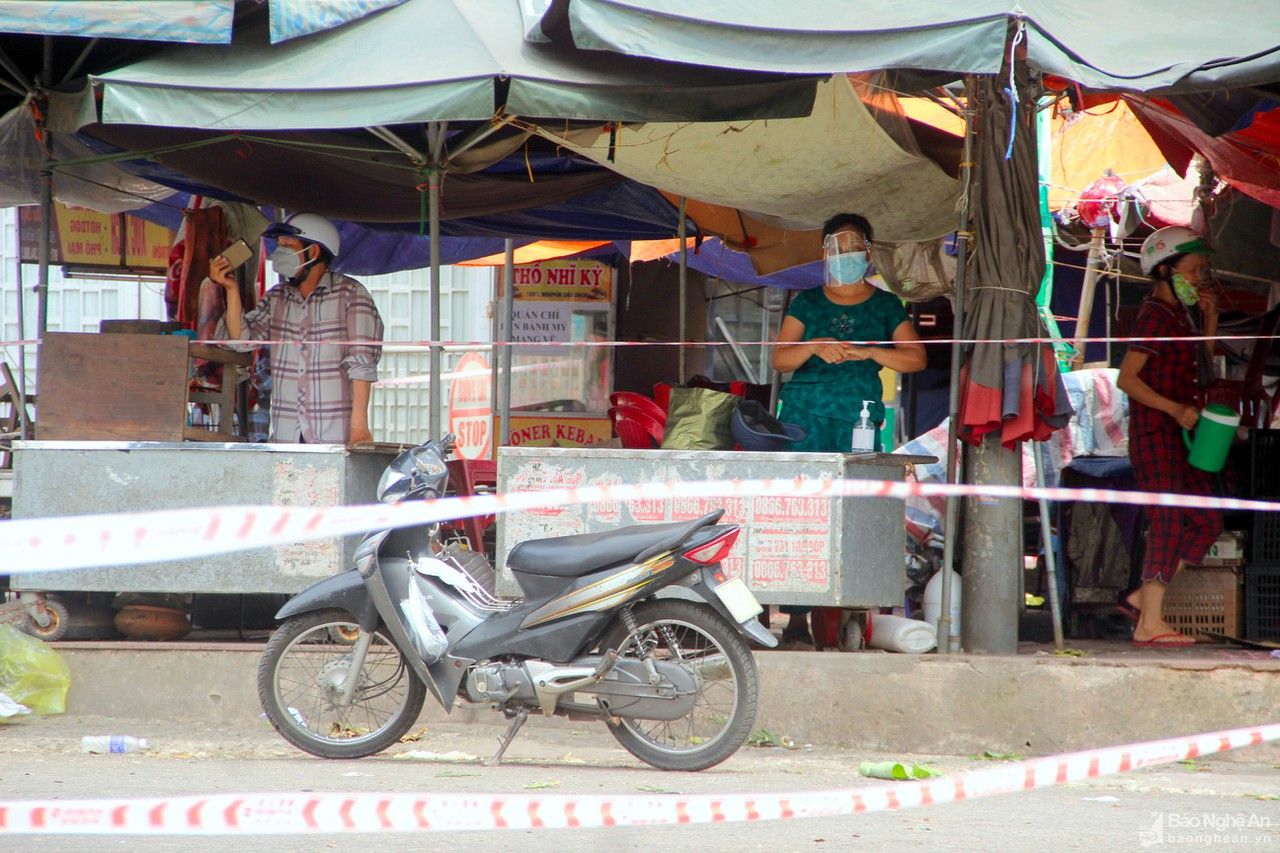 Phong tỏa, xét nghiệm tiểu thương chợ đầu mối hoa quả và đình Tây Chợ Vinh để phòng dịch 