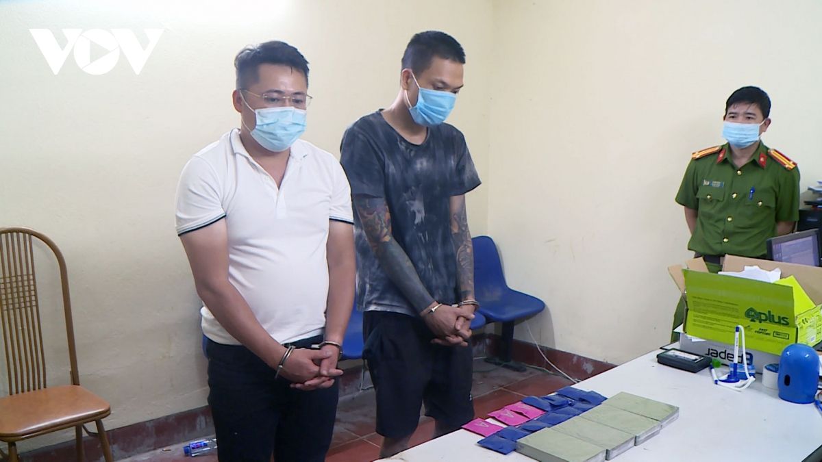 Sa lưới khi đang mua bán 4 bánh heroin, hơn 2.600 viên ma túy