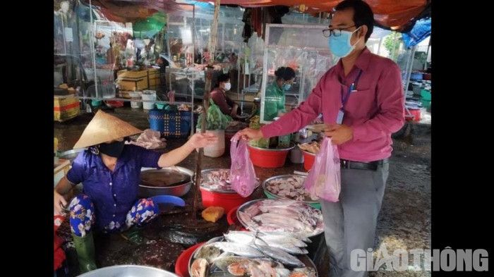 Vĩnh Long: Tổ đi chợ giúp dân không ghé chợ, chỉ mua hàng siêu thị?