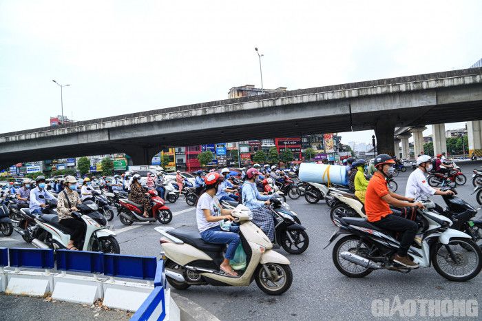 Đường phố Hà Nội đông đúc trong sáng đầu tuần