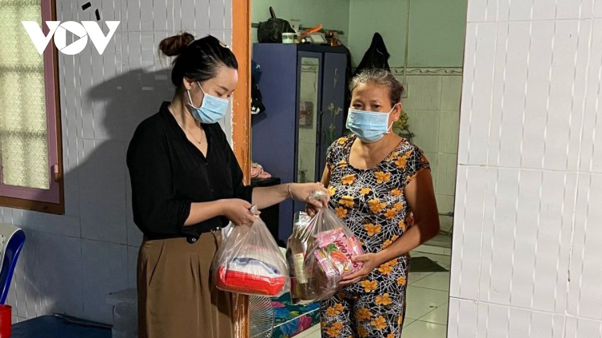 Lao động tự do ở Bình Dương mừng rơi nước mắt khi nhận tiền hỗ trợ