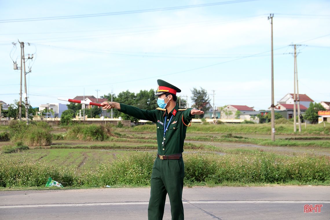 Cán bộ, chiến sỹ thị xã Kỳ Anh “căng mình” ngày đêm ngăn dịch Covid-19 