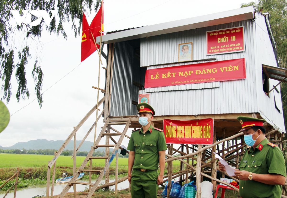 Xúc động lễ nhận quyết định thăng quân hàm và kết nạp Đảng ngay tại chốt phòng, chống dịch