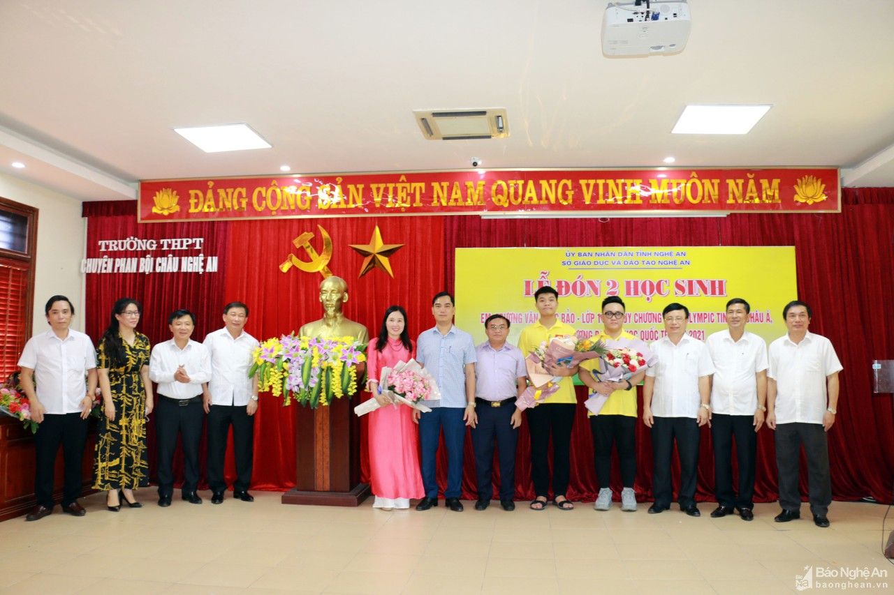 Khen thưởng 2 học sinh đạt thành tích cao tại Cuộc thi Olympic Tin học khu vực và quốc tế