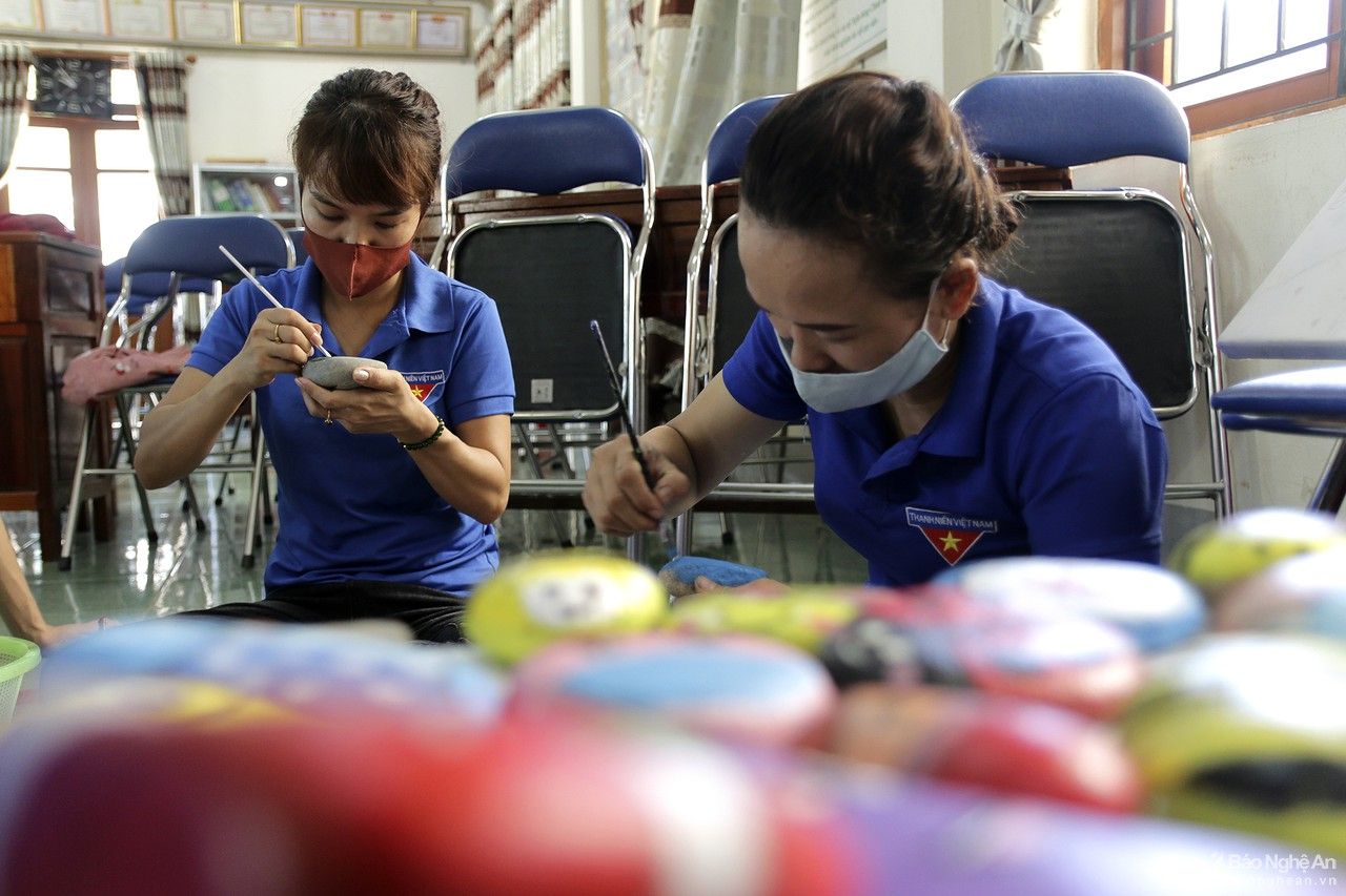 Thanh niên vùng cao Nghệ An vẽ hình trên đá suối, bán gây Quỹ phòng, chống Covid-19 