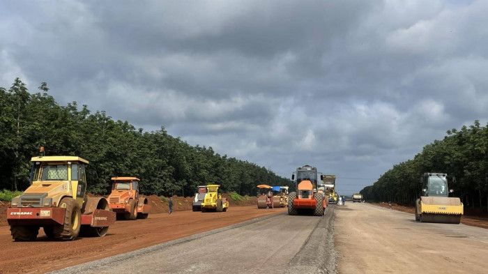 Hối hả thi công 2 tuyến cao tốc phía Đông trong "bão" Covid-19