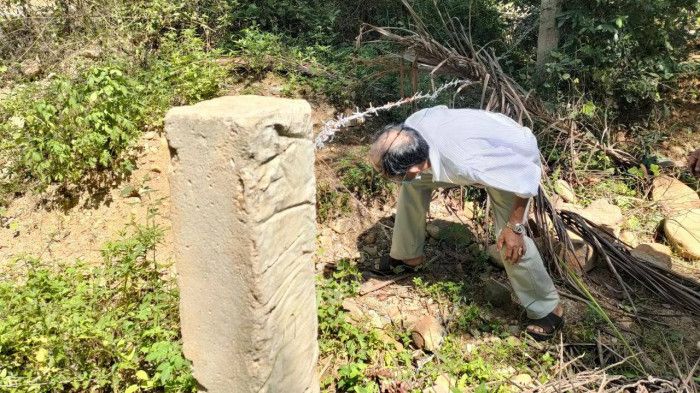 Chui rào thép gai, leo qua tường nhà khác để đi vì... hàng xóm chặn đường