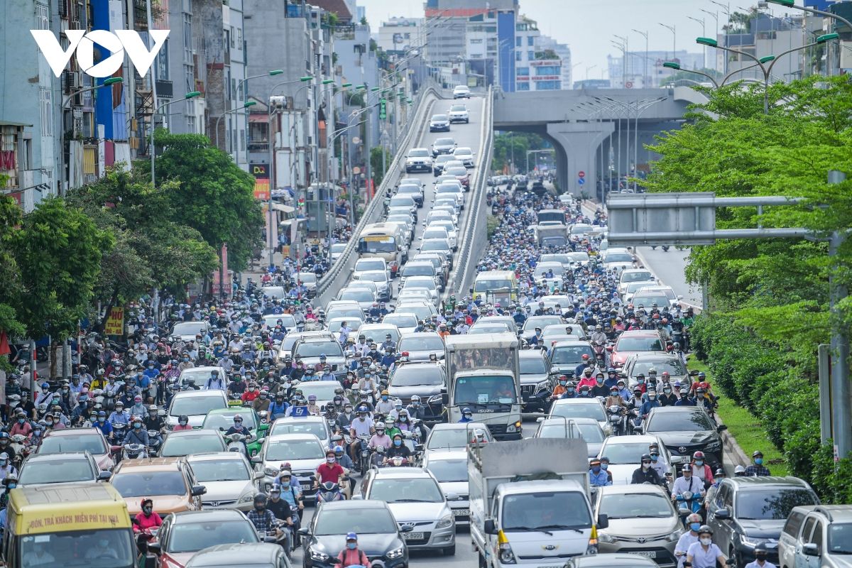 Nới lỏng một số hoạt động, đường phố Hà Nội lại tái diễn cảnh tắc nghẽn