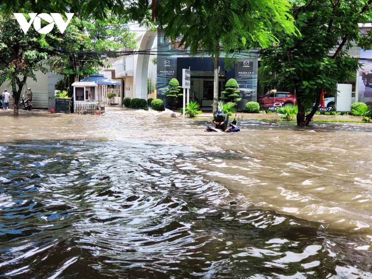 Đường phố Hải Phòng thành....sông sau trận mưa lớn kéo dài