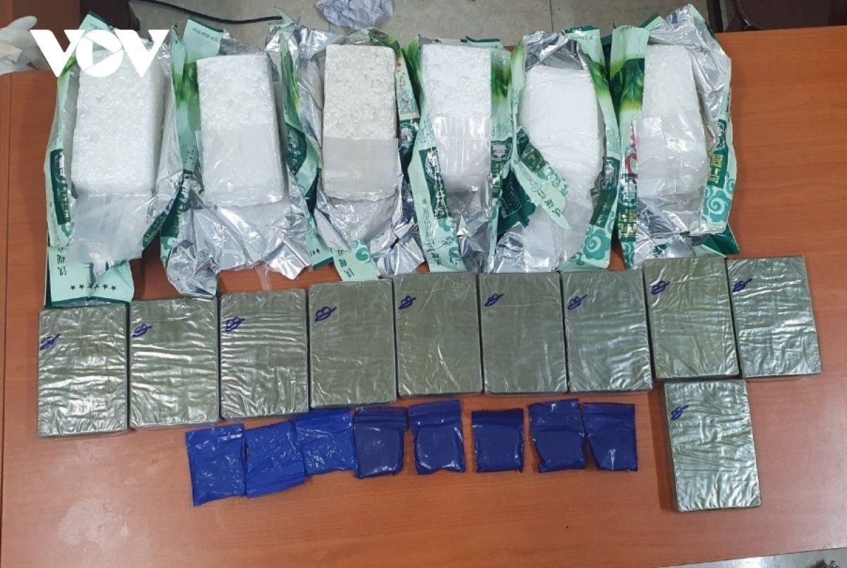 Bắt đối tượng dùng xe “luồng xanh” để vận chuyển 10 bánh heroin và gần 5kg ma túy đá