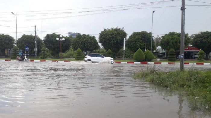 Đường phố ở Bạc Liêu biến thành sông sau trận mưa lớn