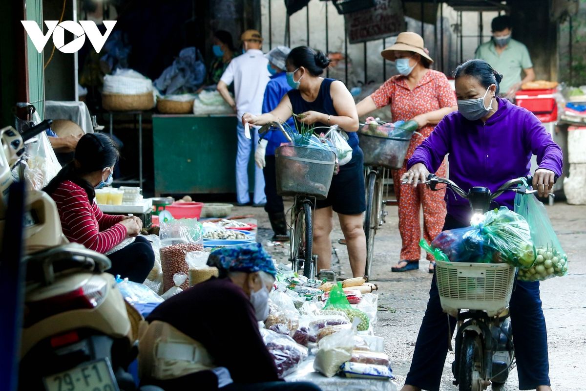 Hà Nội phát phiếu cho người dân luân phiên đi chợ và ra đồng