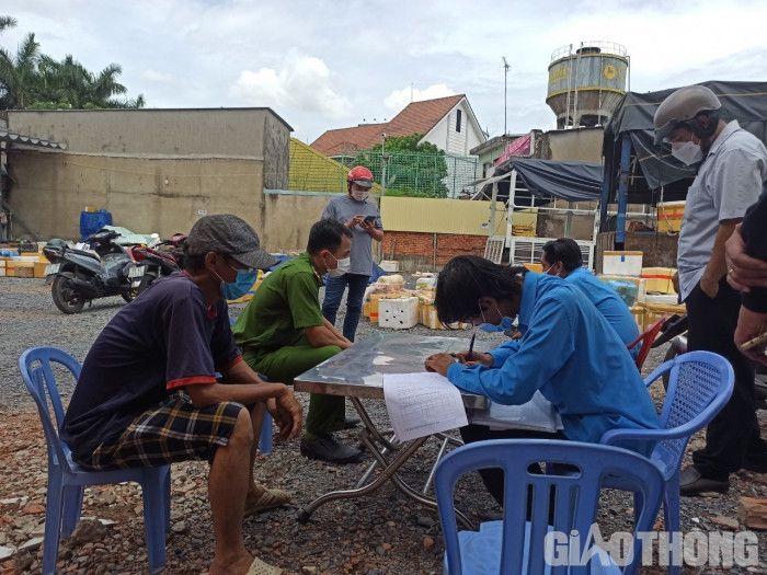 TP.HCM: Gần 100 người tụ tập nhận hàng, chủ bãi xe bị phạt 30 triệu đồng