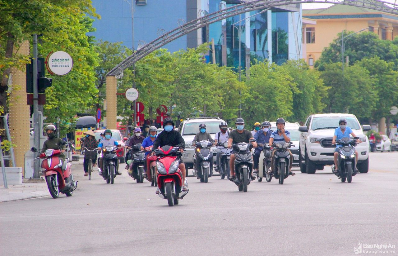 Hàng quán thành Vinh đồng loạt mở cửa trở lại