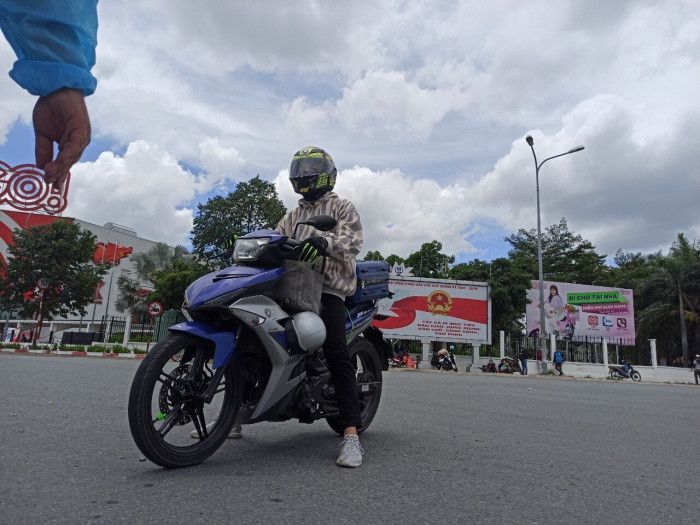 "Khăn gói" về quê, lao động nghèo vật vã vì...mắc kẹt ở chốt kiểm soát