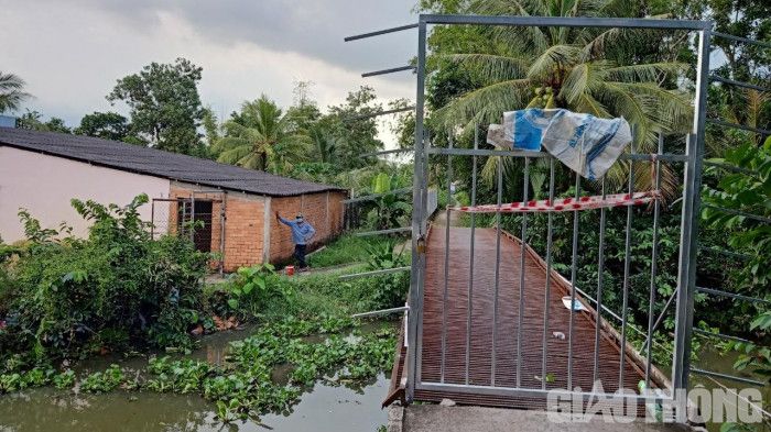 Bạc Liêu: Rào cầu bê tông, dỡ cầu khỉ, kéo xuồng lên bờ chống dịch