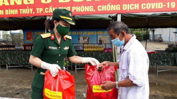 Ấm tình với “gian hàng 0 đồng” từ người lính áo xanh