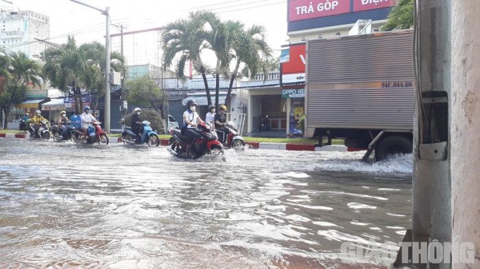 Đường phố ở Bạc Liêu biến thành sông sau trận mưa lớn