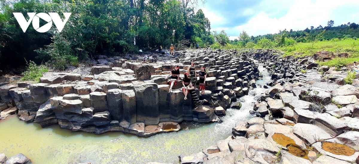 Mê đắm vẻ đẹp hoang sơ của suối đá núi lửa Ia Ruai