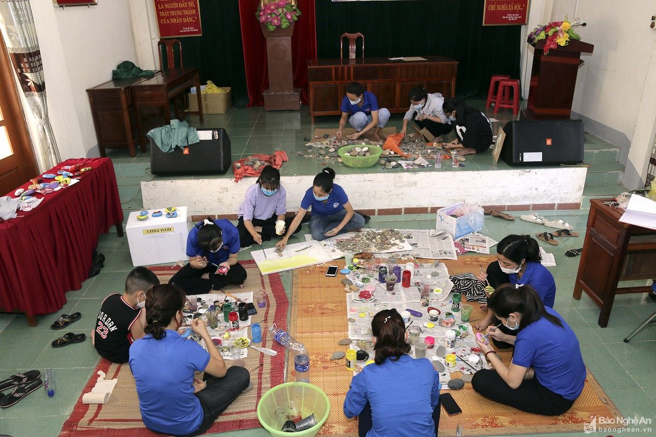 Thanh niên vùng cao Nghệ An vẽ hình trên đá suối, bán gây Quỹ phòng, chống Covid-19 