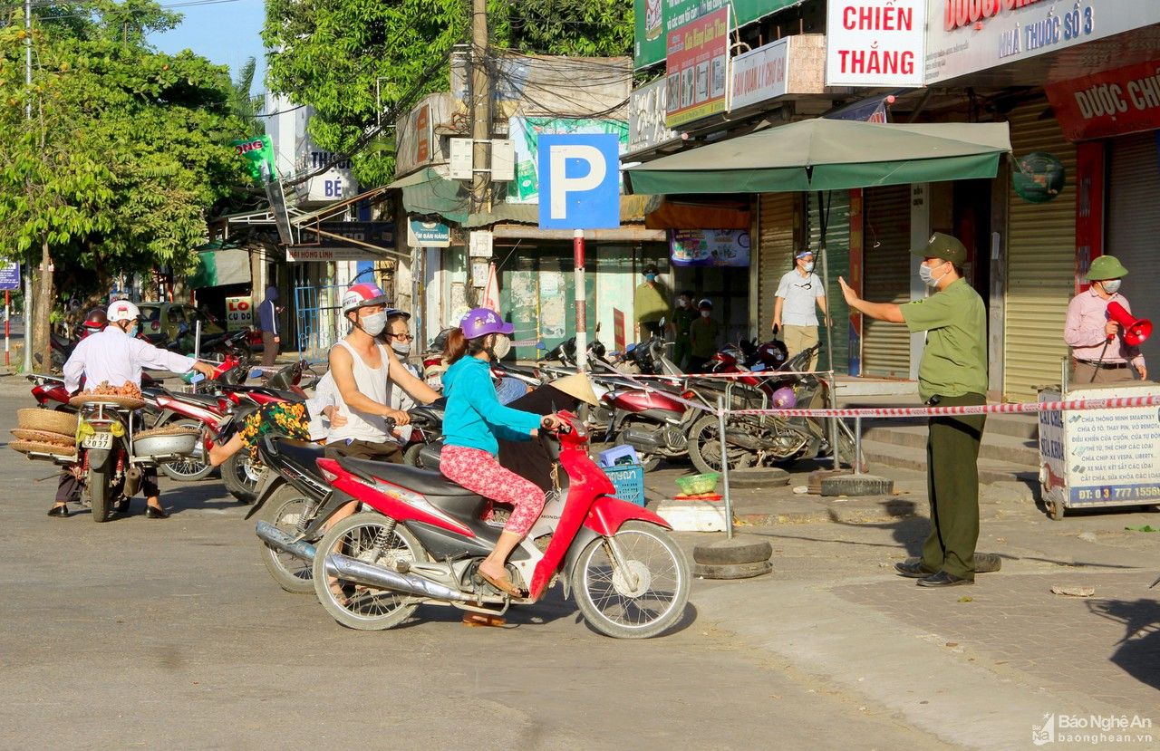 Dừng hoạt động, lấy mẫu xét nghiệm toàn bộ tiểu thương chợ Ga Vinh