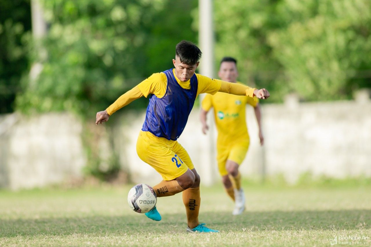 Ước mơ giản dị của tiền vệ trẻ SLNA