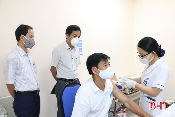 Hà Tĩnh tiêm an toàn vắc-xin phòng Covid-19 cho 7.283 người trong đợt 3