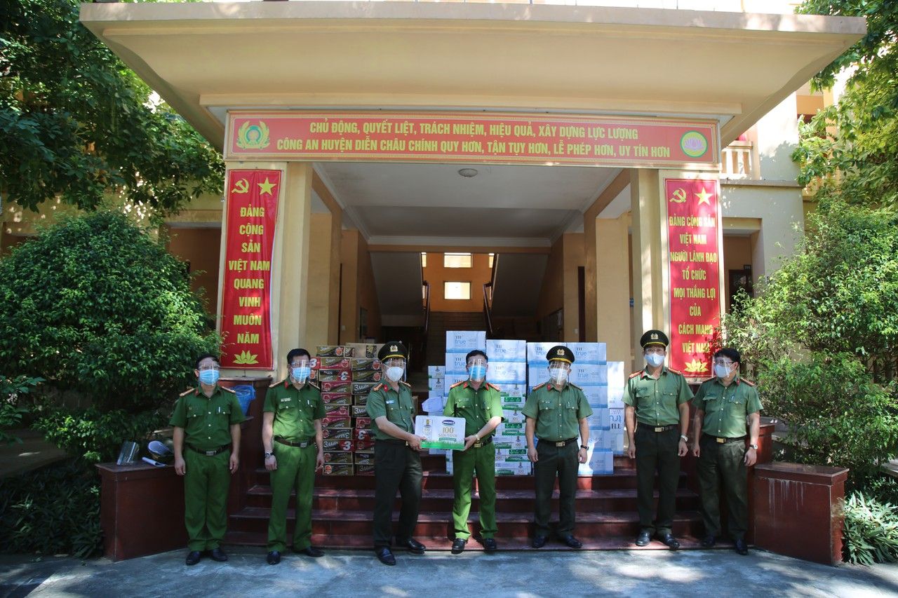 Công an tỉnh thăm, tặng quà cán bộ chiến sỹ làm nhiệm vụ chống dịch Covid-19 tại Diễn Châu