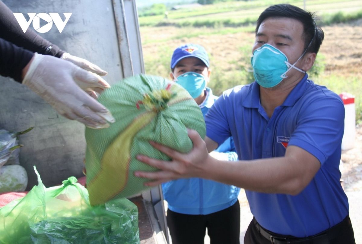 “Tạp hóa di dộng” hỗ trợ bà con khu vực giãn cách