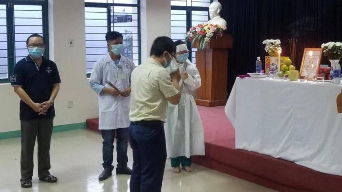 Bố đột ngột qua đời, nữ sinh viên Đà Nẵng lập bàn thờ bái vọng ở tuyến đầu.