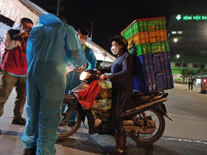 Thiếu giấy xét nghiệm, nhiều tài xế phải quay đầu xe khi đến cửa ngõ TP.HCM