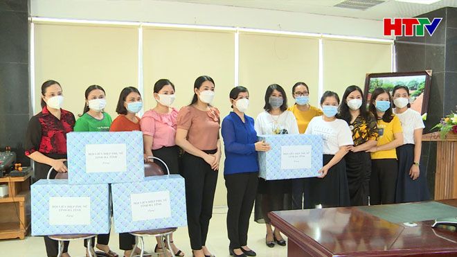 Trưởng Ban Dân vận Tỉnh ủy tặng quà động viên các lực lượng tuyến đầu chống dịch