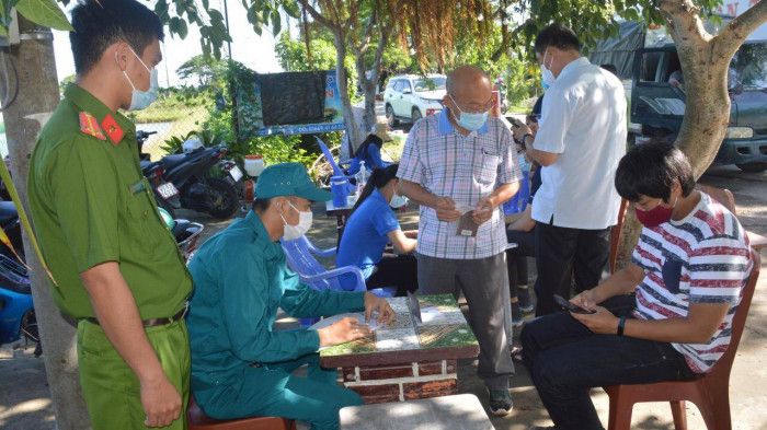 Trà Vinh: Đình chỉ Phó giám đốc trung tâm y tế huyện lơ là chống dịch