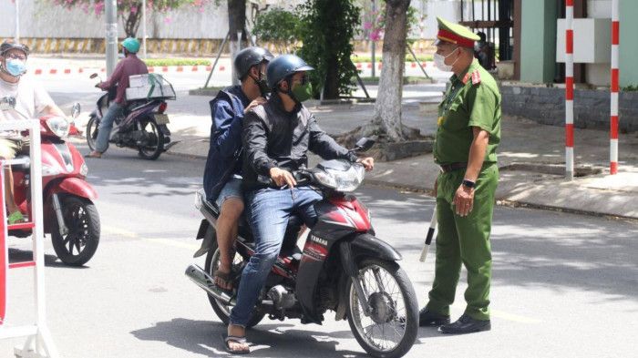 Đà Nẵng: Lập chốt dừng hàng trăm lượt xe kiểm tra ngẫu nhiên người đi đường