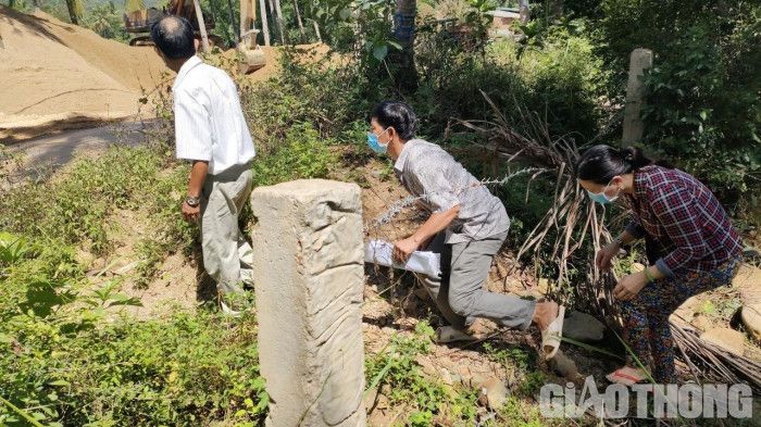 Chui rào thép gai, leo qua tường nhà khác để đi vì... hàng xóm chặn đường