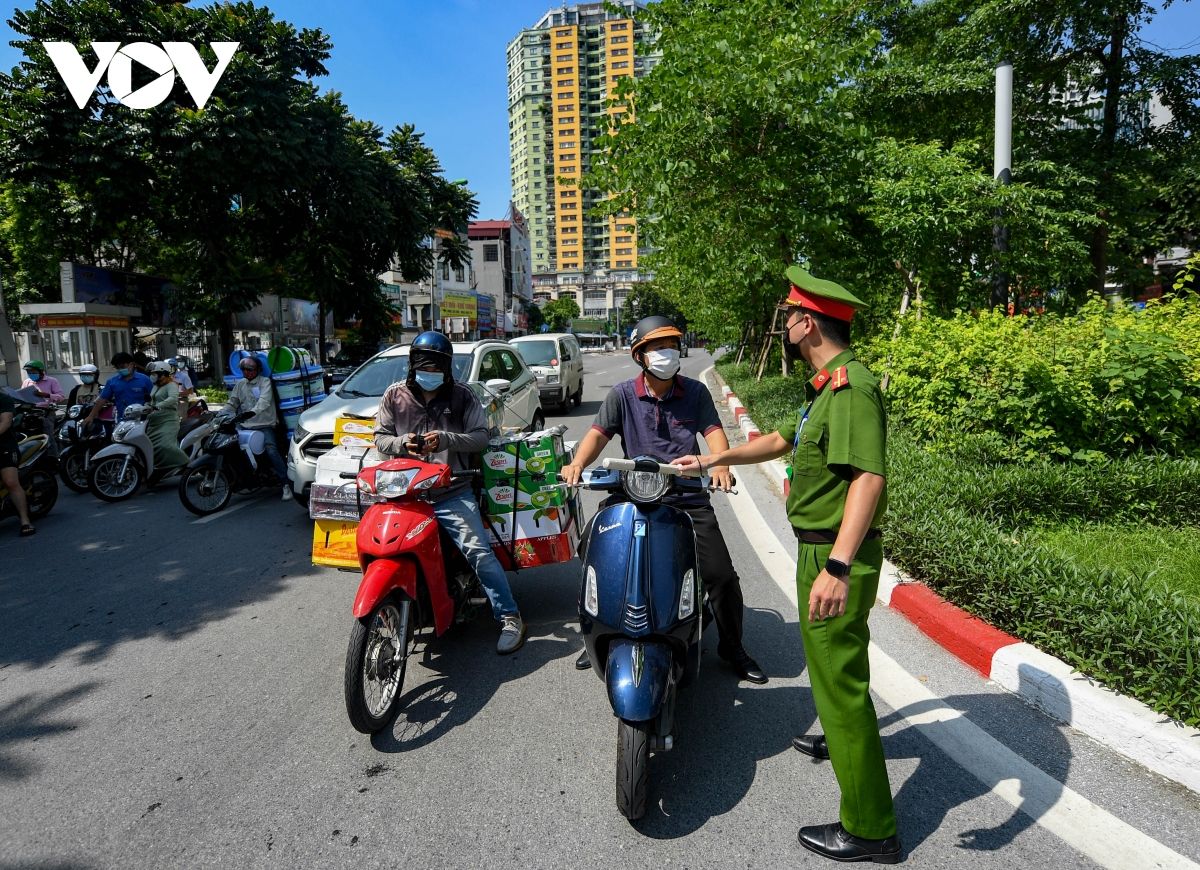 Hà Nội lập chốt trên nhiều tuyến đường kiểm soát người ra đường không lý do