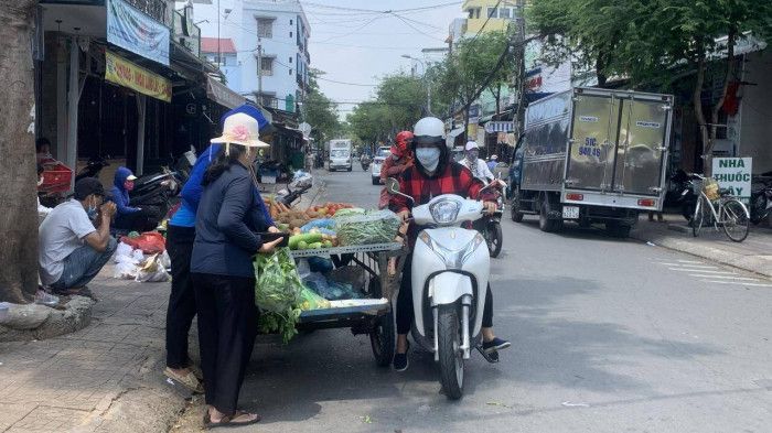 TP.HCM: Nhiều chợ đóng cửa, giá rau tăng cao, thịt ế ẩm