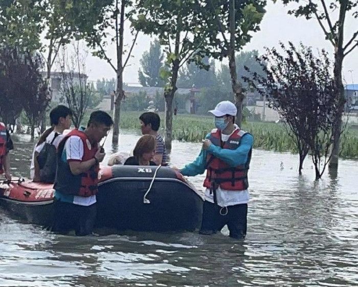 Vương Nhất Bác lội nước đi cứu hộ, được khen "không sợ chết"