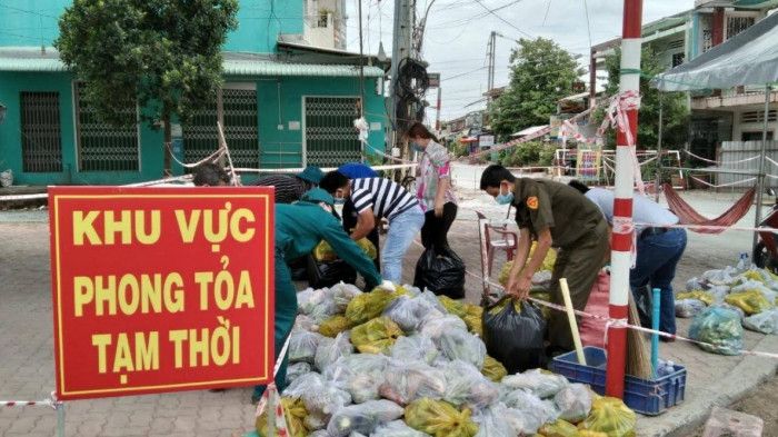 Nhiều nơi ở Long An dừng phát thẻ đi chợ, người dân mua thực phẩm thế nào?