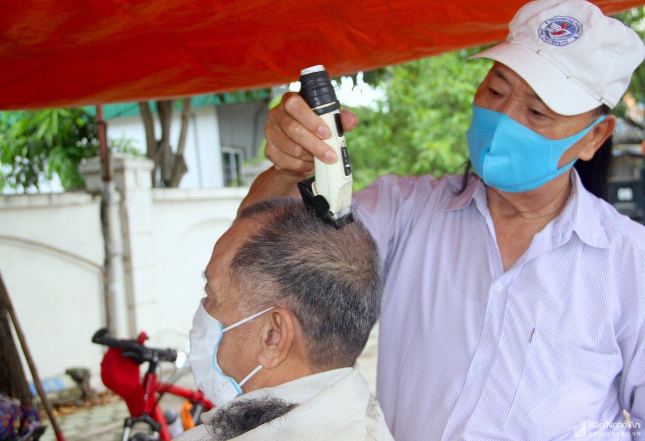 Hàng quán thành Vinh đồng loạt mở cửa trở lại