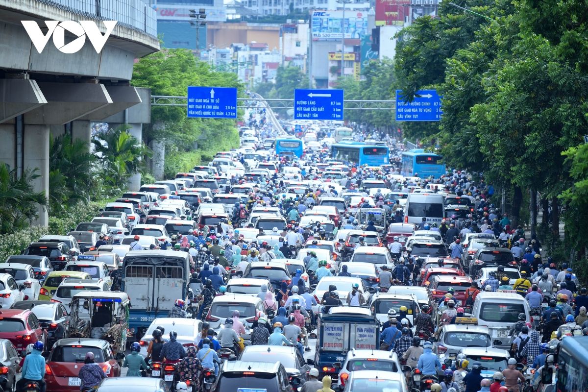 Nới lỏng một số hoạt động, đường phố Hà Nội lại tái diễn cảnh tắc nghẽn