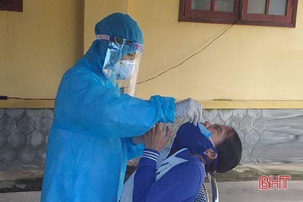 Các địa phương ở Hà Tĩnh tiếp tục tổ chức test nhanh virus SARS-CoV-2 cho người dân