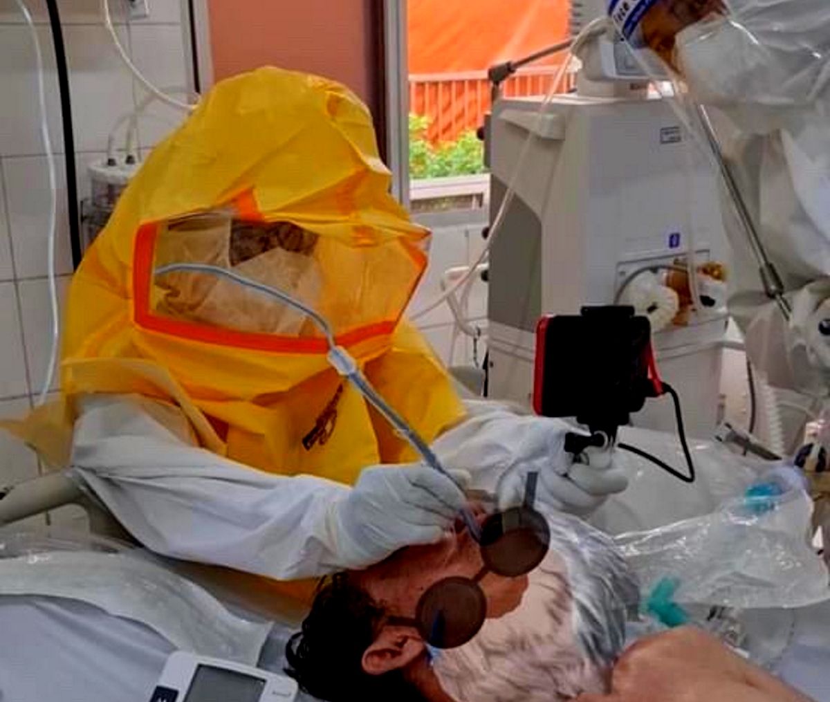 Nam sinh khoa Y chế tạo dụng cụ đặt ống thở có camera hỗ trợ điều trị Covid-19