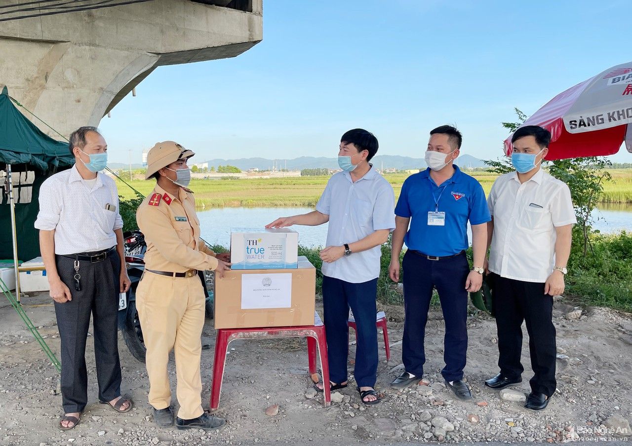 Hội Nông dân tỉnh Nghệ An thăm, tặng quà lực lượng trực chốt phòng, chống dịch Covid-19